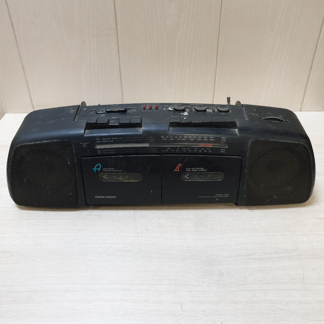 Магнитофон кассетный "DAEWOO ARW-240" из пластика, Корея. Картинка 1